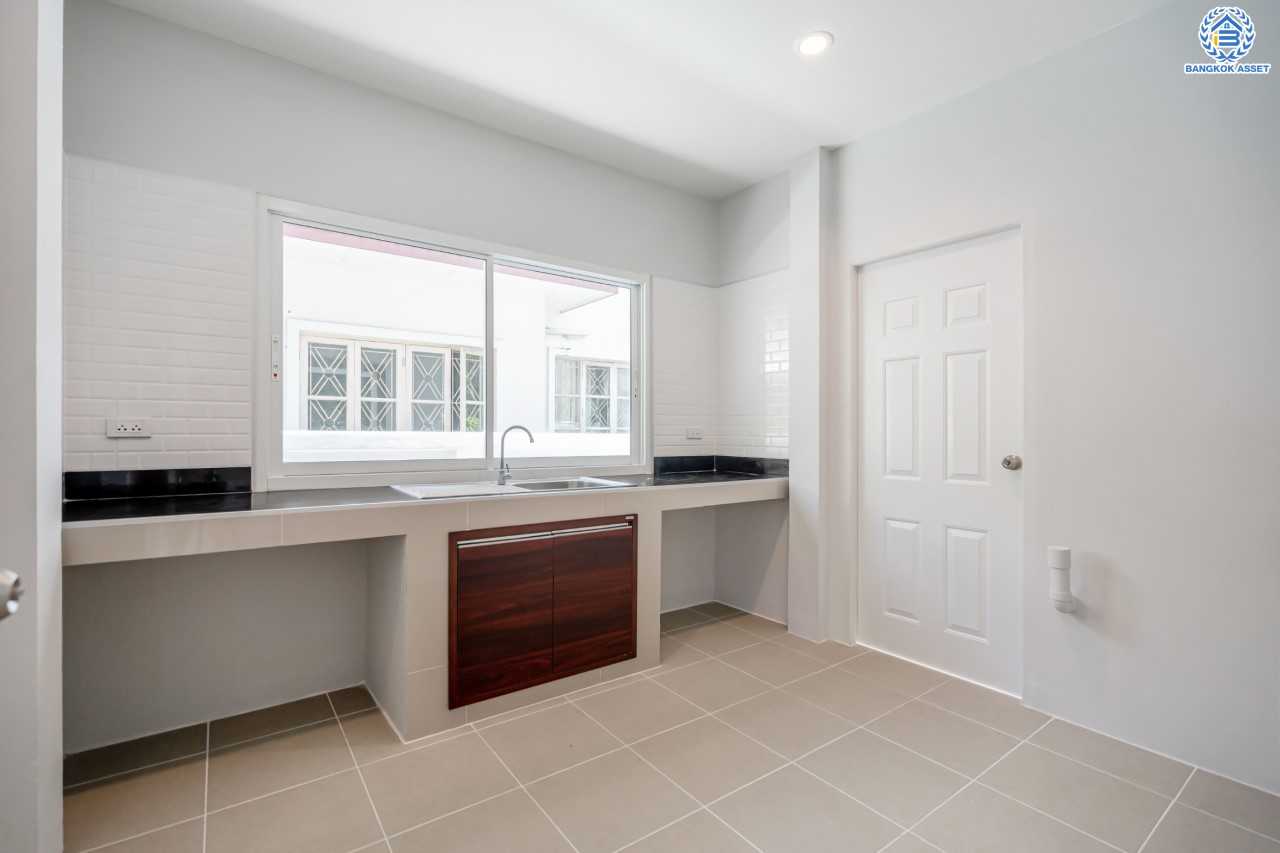 บ้านมือสองตกแต่งใหม่ ม.ชัยพฤกษ์ บางบัวทอง บ้านเดี่ยวจากแบรนด์ LH เนื้อที่ 61.7 ตร.ว. ฟังก์ชัน 3 ห้องนอน 3 ห้องน้ำ จอดรถได้ 1 คัน พร้อม Facilities ครบครัน บนทำเลเดินทางสะดวก ติดถนนบางกรวย-ไทรน้อย ใกล้เซ็นทรัลเวสต์เกต และรถไฟฟ้าสายสีม่วง "สถานีบางพลู"